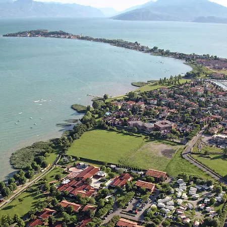 Modern Furnished Chalet With Ac, 4km From Chalet Sirmione